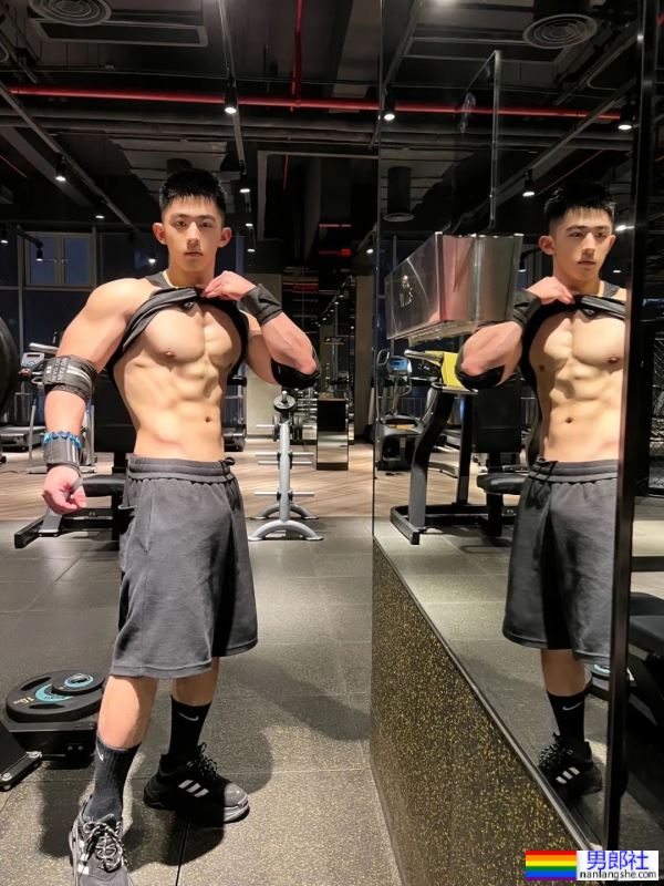 上海童颜巨乳小哥哥，穿灰裤子实力藏不住了！ - 51虹马