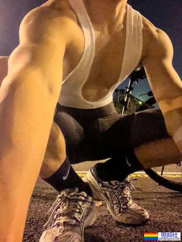骑行服小哥大方分享肌肉照，这谁不可以啊？！ - 51虹马