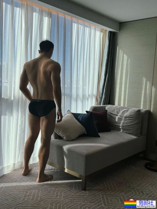 翘臀肌肉男一个在家，都在干什么？ - 51虹马