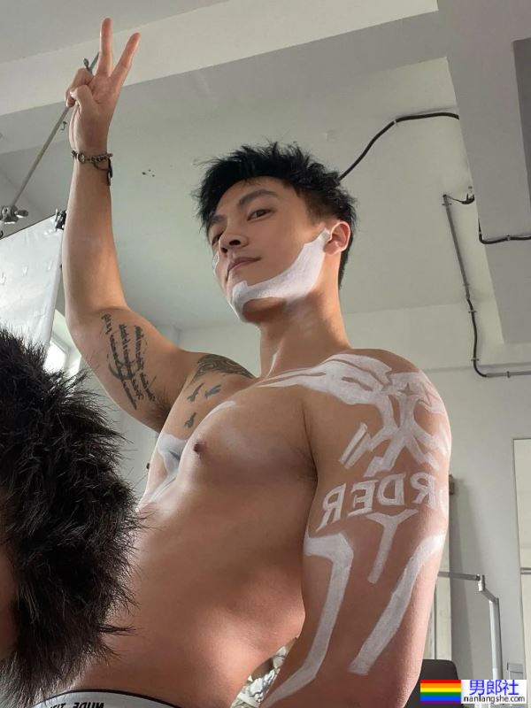 上海万圣节被带走的肌肉蝙蝠侠，原来是他！ - 51虹马