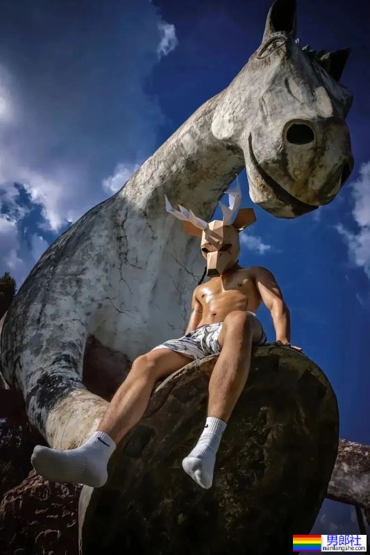 肌肉推特博主车祸住院，仍坚持卧床营业！ - 51虹马