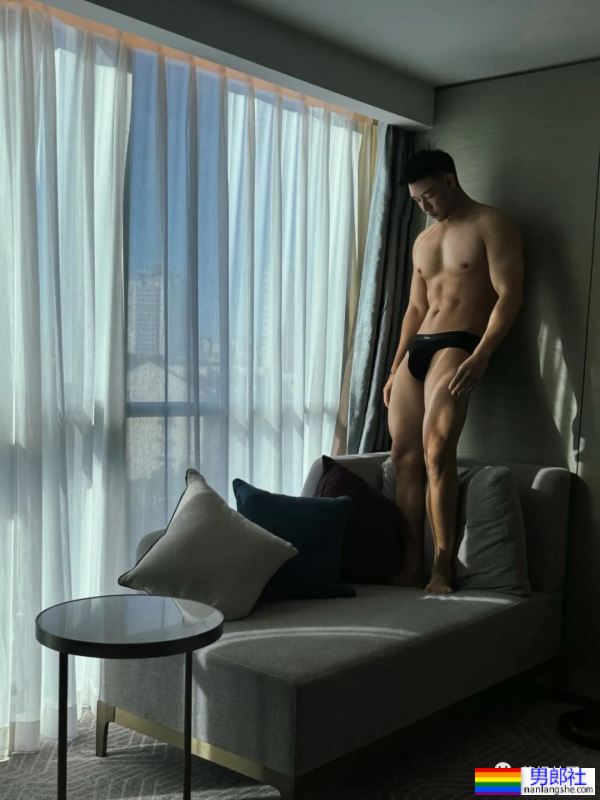 翘臀肌肉男一个在家，都在干什么？ - 51虹马