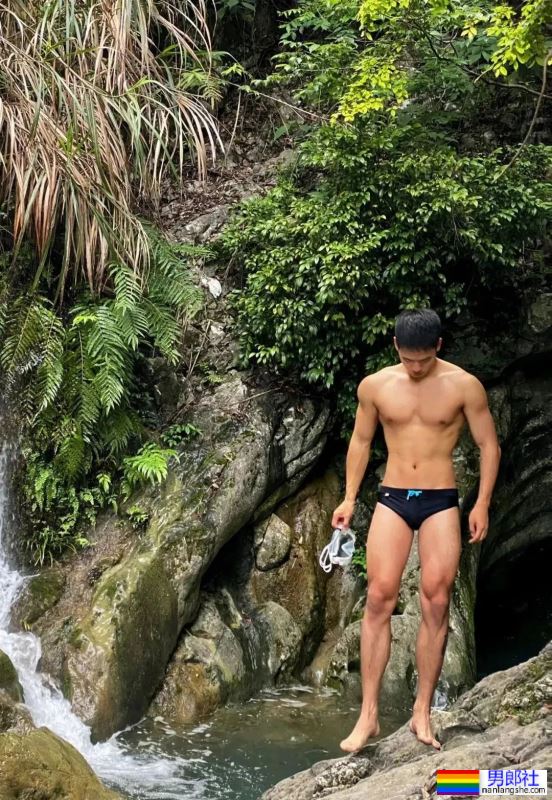 骑行服小哥大方分享肌肉照，这谁不可以啊？！ - 51虹马