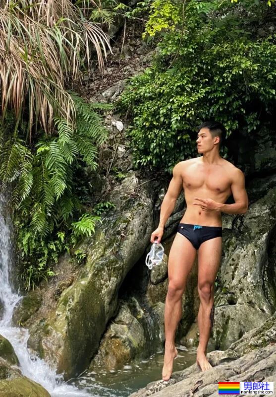 骑行服小哥大方分享肌肉照，这谁不可以啊？！ - 51虹马