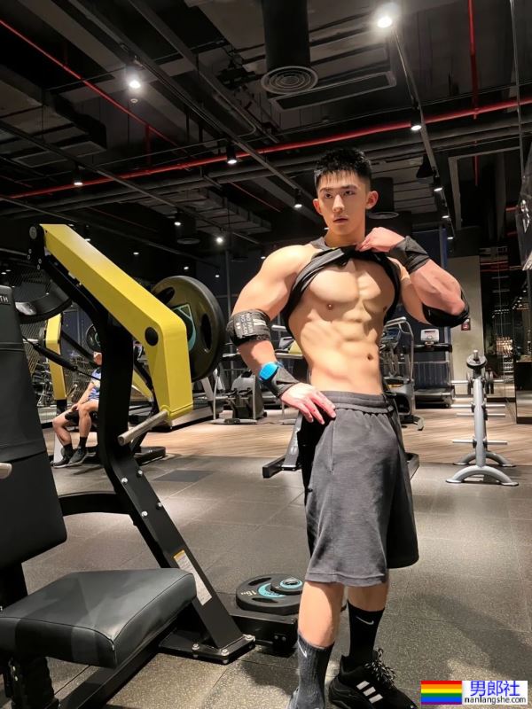 上海童颜巨乳小哥哥，穿灰裤子实力藏不住了！ - 51虹马