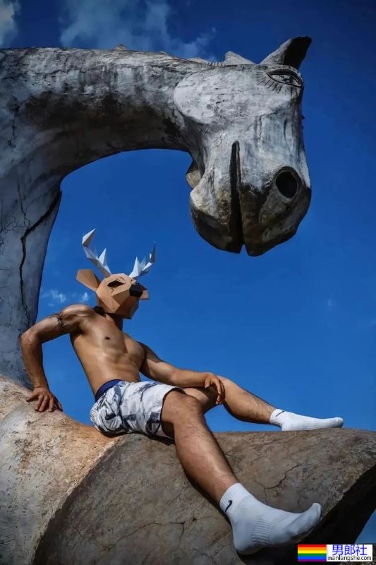 肌肉推特博主车祸住院，仍坚持卧床营业！ - 51虹马