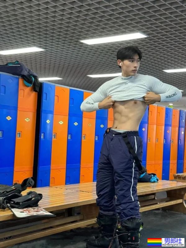 190CM的网球小哥白T被汗水打湿，只好脱了 - 51虹马
