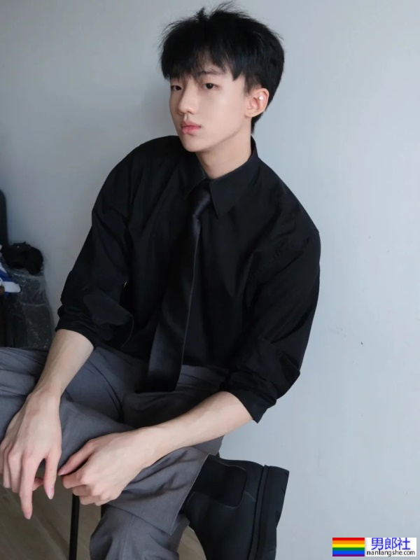 小哥哥面容清秀俊美，肤质白皙 - 51虹马