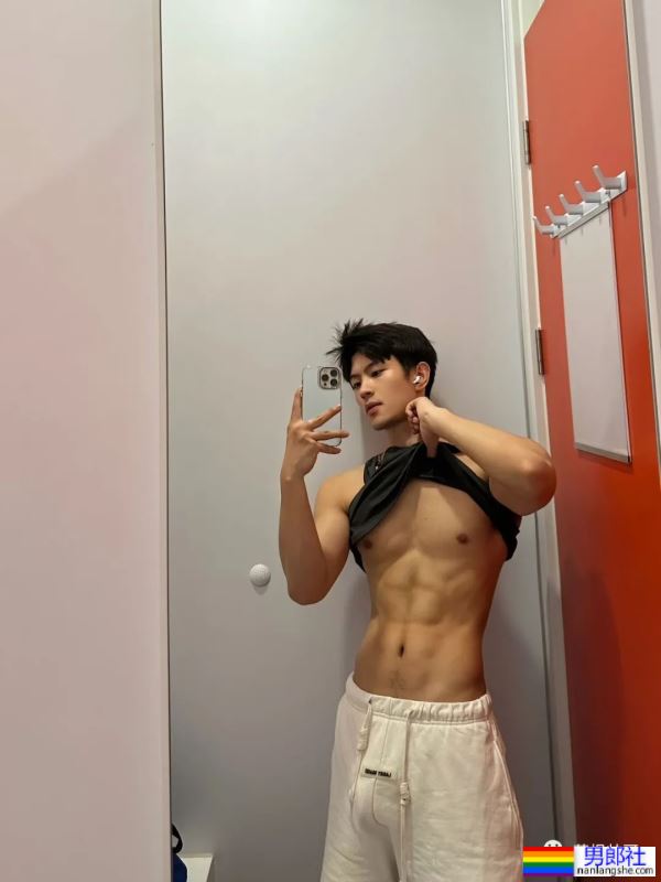 25岁浙江肌肉小哥更衣室自拍，实力藏不住了 - 51虹马