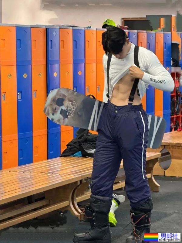 190CM的网球小哥白T被汗水打湿，只好脱了 - 51虹马