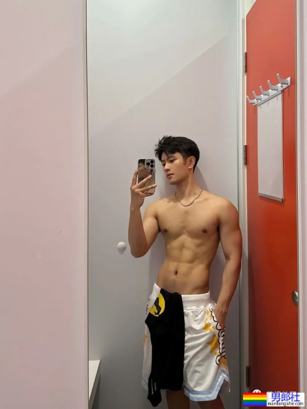 25岁浙江肌肉小哥更衣室自拍，实力藏不住了 - 51虹马