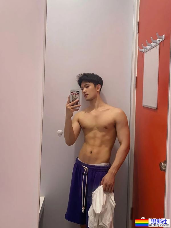 25岁浙江肌肉小哥更衣室自拍，实力藏不住了 - 51虹马