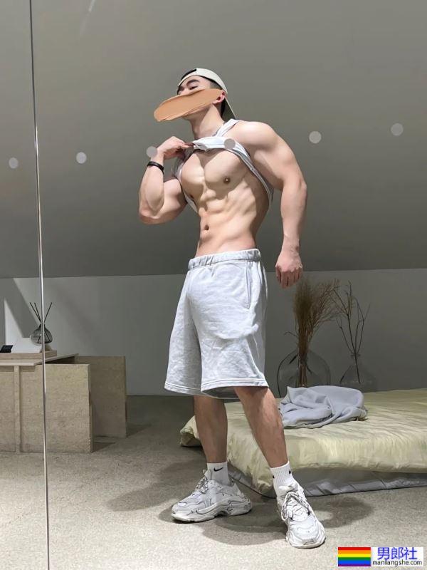 上海童颜巨乳小哥哥，穿灰裤子实力藏不住了！ - 51虹马