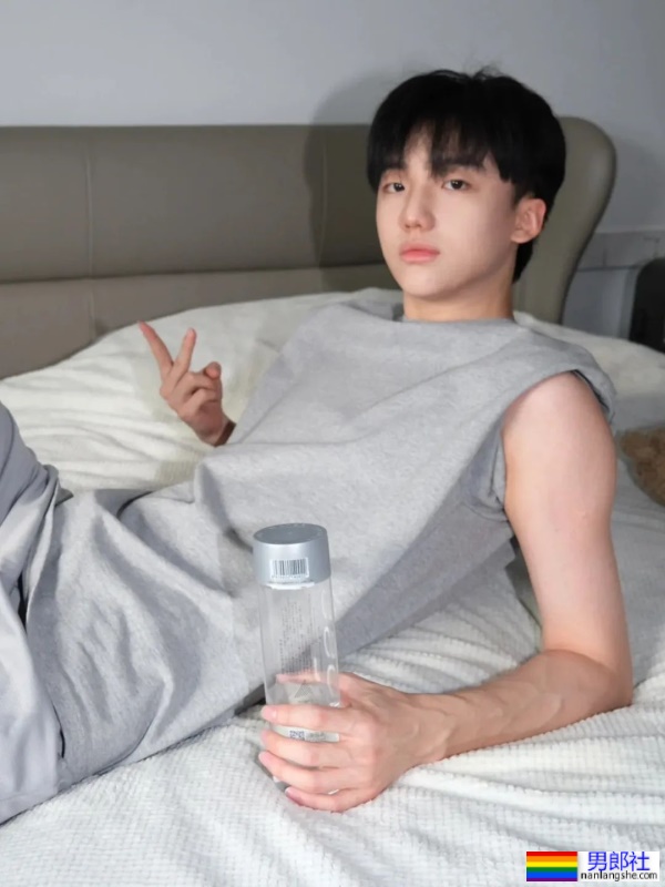 小哥哥面容清秀俊美，肤质白皙 - 51虹马