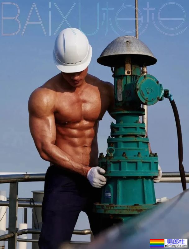 性张力绝了！黑皮肌肉民工脱掉衣服后 - 51虹马