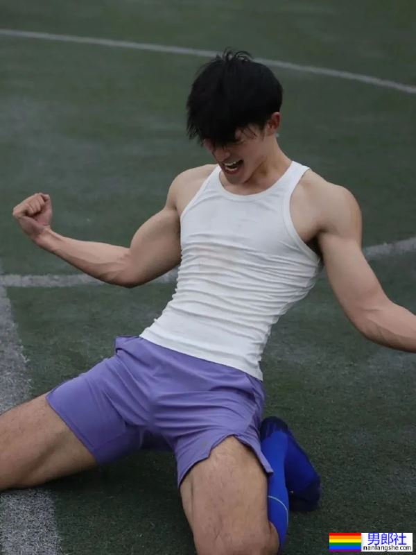 190CM的网球小哥白T被汗水打湿，只好脱了 - 51虹马