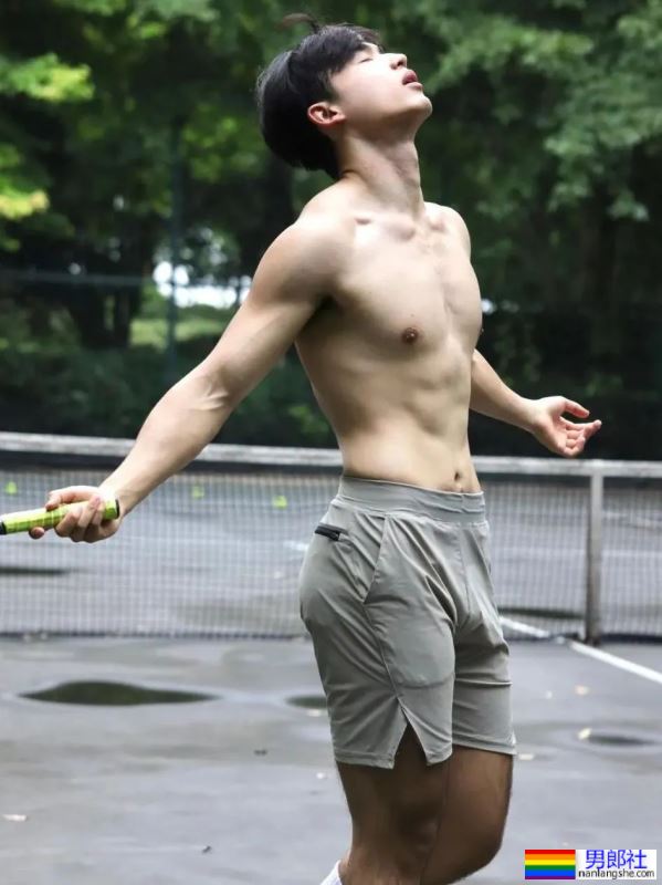 190CM的网球小哥白T被汗水打湿，只好脱了 - 51虹马
