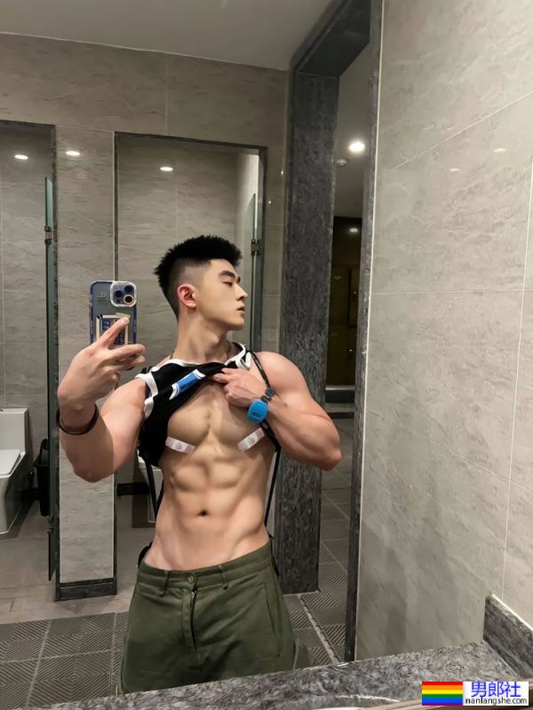 上海童颜巨乳小哥哥，穿灰裤子实力藏不住了！ - 51虹马