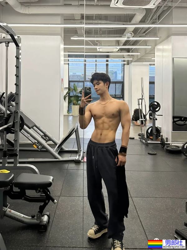 25岁浙江肌肉小哥更衣室自拍，实力藏不住了 - 51虹马