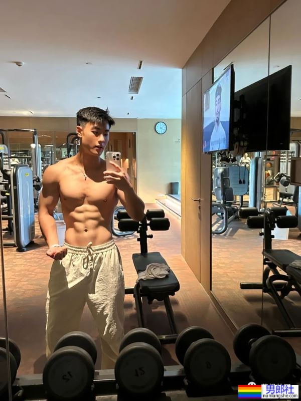 莆田学院的肌肉“男大”，全身汗湿太让人上头了 - 51虹马