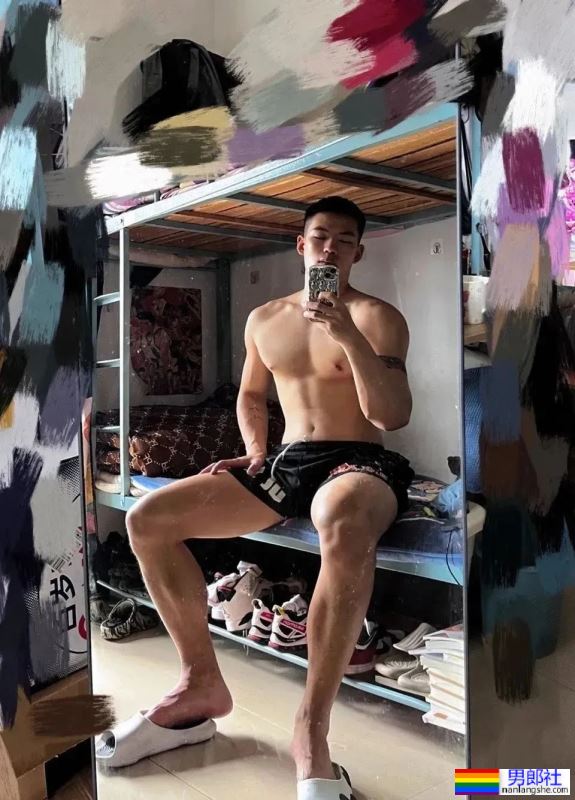 骑行服小哥大方分享肌肉照，这谁不可以啊？！ - 51虹马