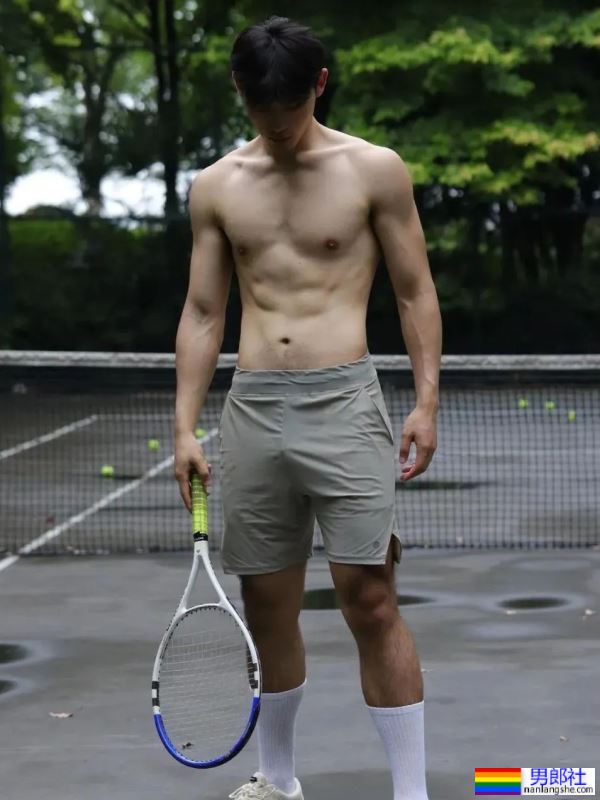 190CM的网球小哥白T被汗水打湿，只好脱了 - 51虹马