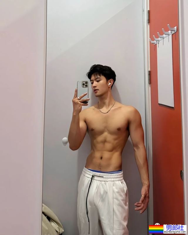 25岁浙江肌肉小哥更衣室自拍，实力藏不住了 - 51虹马