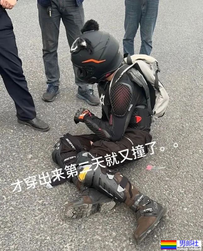 肌肉推特博主车祸住院，仍坚持卧床营业！ - 51虹马