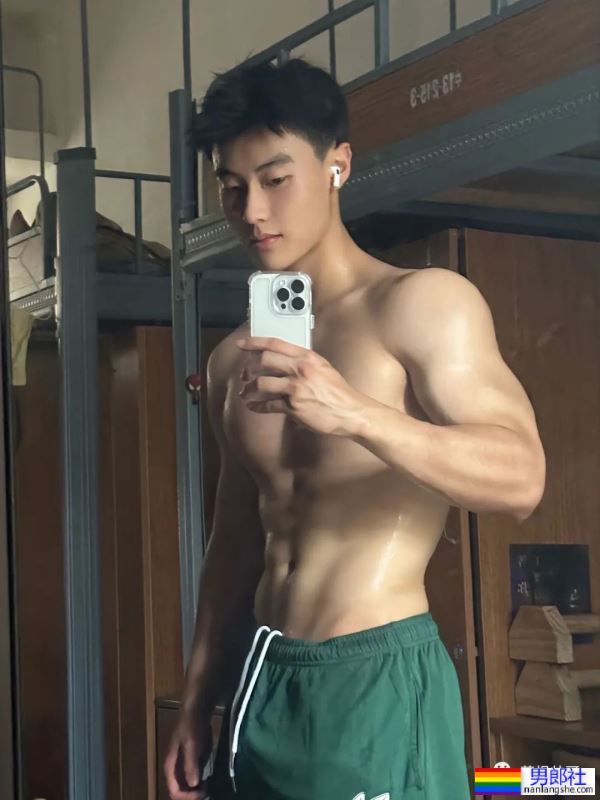 莆田学院的肌肉“男大”，全身汗湿太让人上头了 - 51虹马