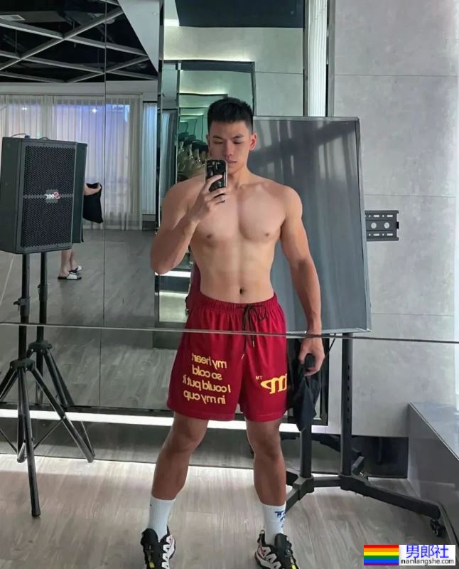 骑行服小哥大方分享肌肉照，这谁不可以啊？！ - 51虹马