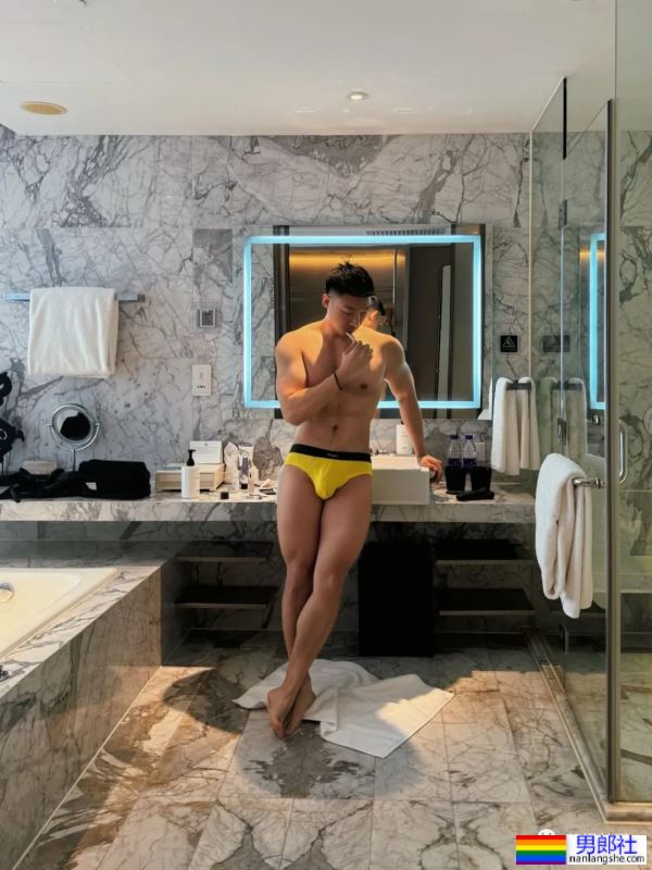 翘臀肌肉男一个在家，都在干什么？ - 51虹马