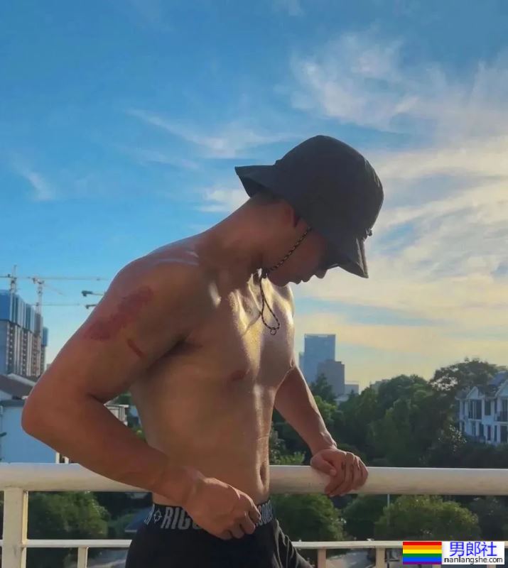 骑行服小哥大方分享肌肉照，这谁不可以啊？！ - 51虹马