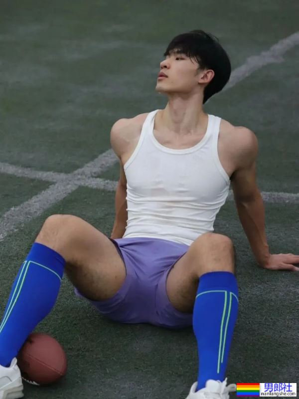 190CM的网球小哥白T被汗水打湿，只好脱了 - 51虹马