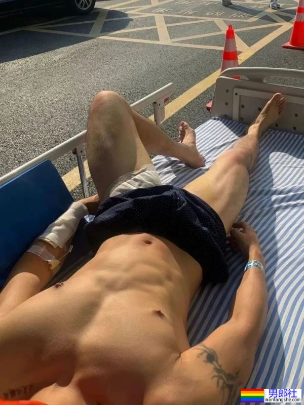 肌肉推特博主车祸住院,仍坚持卧床营业!-51虹马