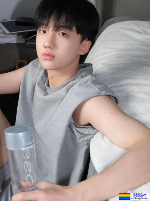 小哥哥面容清秀俊美，肤质白皙 - 51虹马