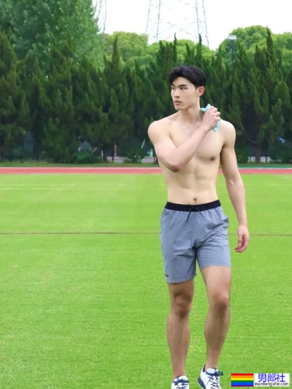 190CM的网球小哥白T被汗水打湿，只好脱了 - 51虹马