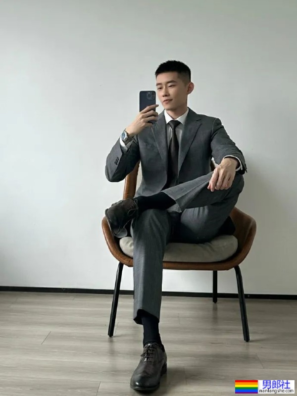 正装小哥哥，好帅 - 51虹马