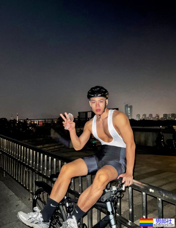 骑行服小哥大方分享肌肉照，这谁不可以啊？！ - 51虹马