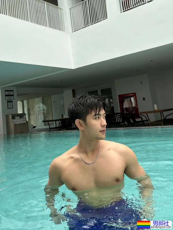 25岁浙江肌肉小哥更衣室自拍，实力藏不住了 - 51虹马
