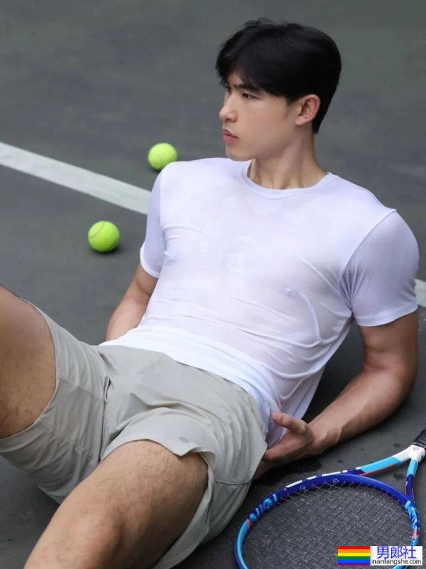 190CM的网球小哥白T被汗水打湿，只好脱了 - 51虹马