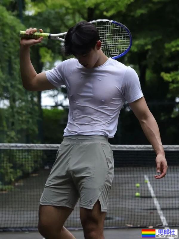 190CM的网球小哥白T被汗水打湿，只好脱了 - 51虹马