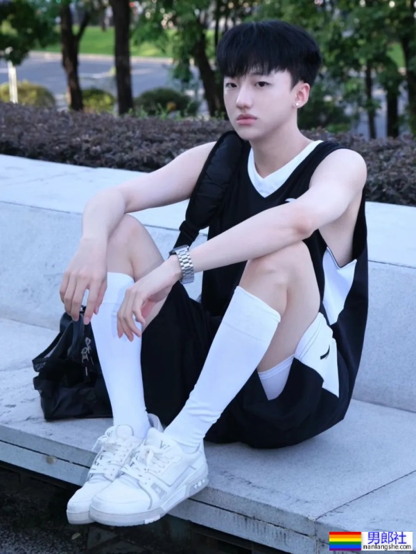 小哥哥面容清秀俊美，肤质白皙 - 51虹马