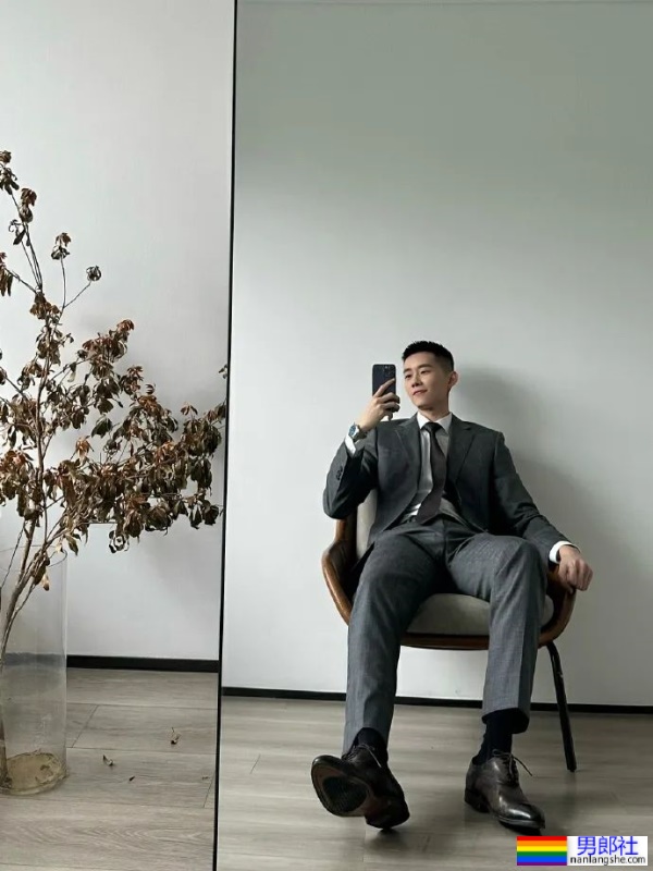 正装小哥哥，好帅 - 51虹马