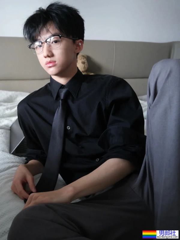 小哥哥面容清秀俊美，肤质白皙 - 51虹马