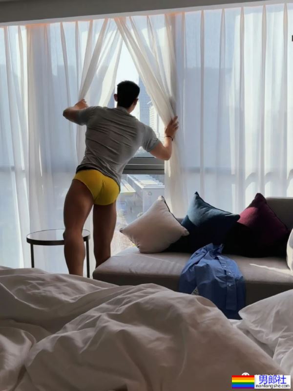 翘臀肌肉男一个在家，都在干什么？ - 51虹马