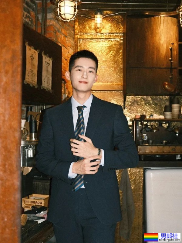 正装小哥哥，好帅 - 51虹马