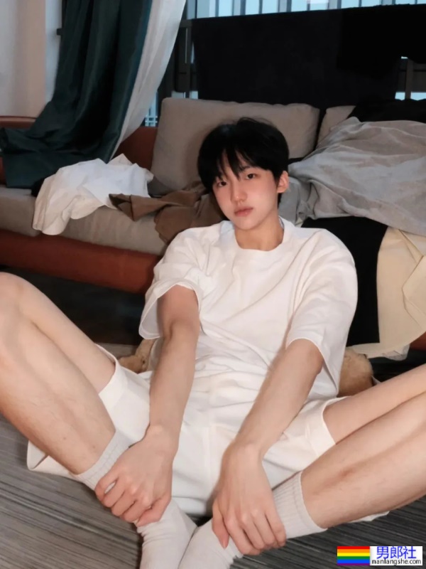 小哥哥面容清秀俊美，肤质白皙 - 51虹马