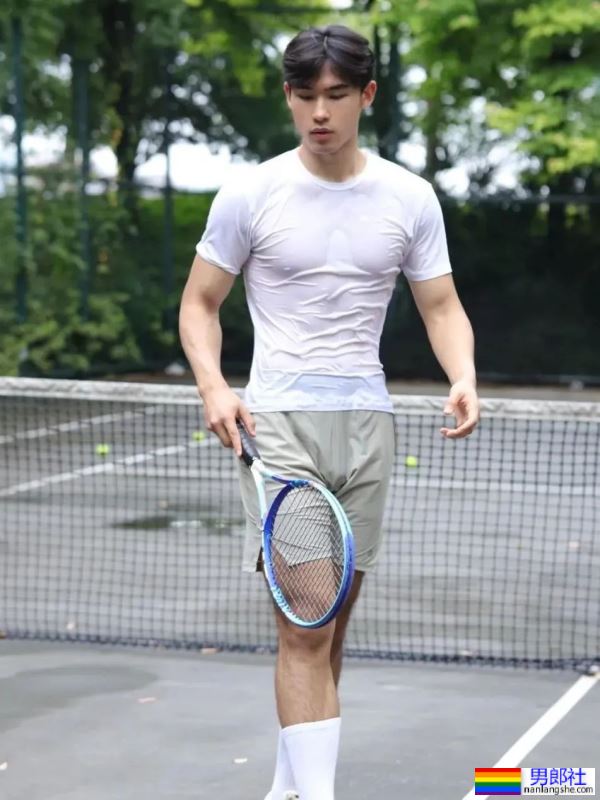 190CM的网球小哥白T被汗水打湿，只好脱了 - 51虹马