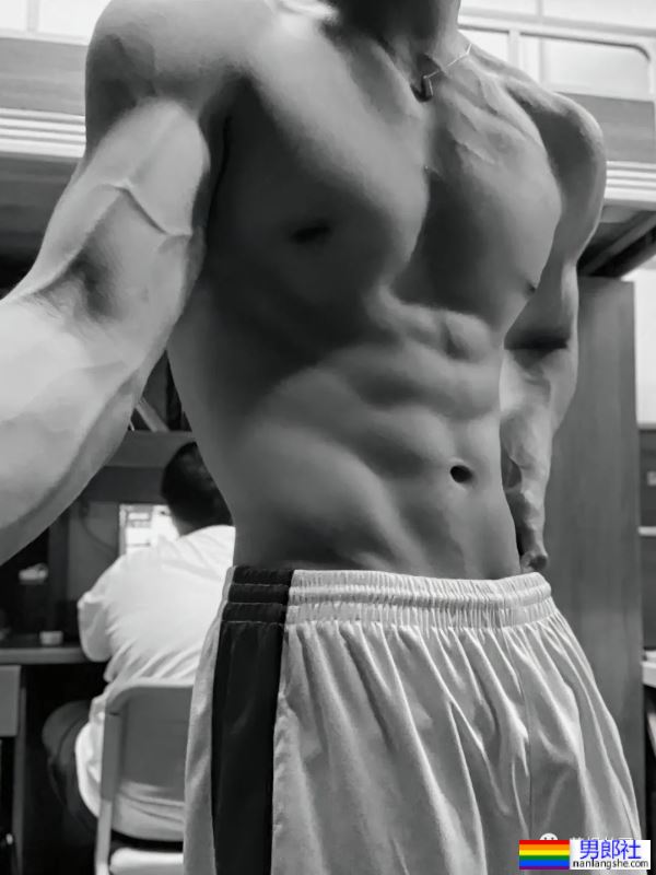 21岁南京肌肉小哥洗完澡后 - 51虹马