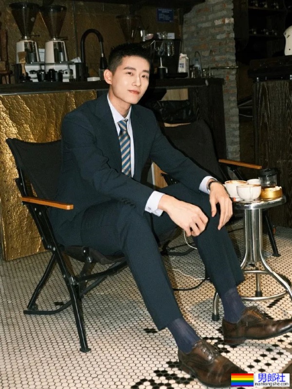 正装小哥哥，好帅 - 51虹马